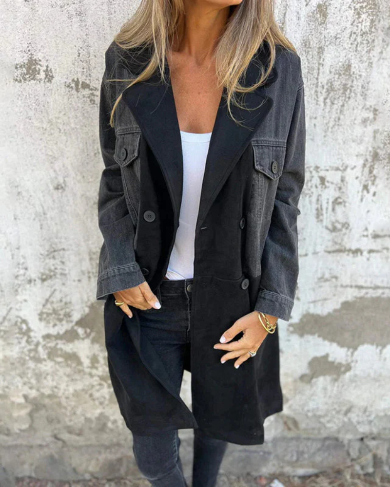 Denim en camelkleurige jas